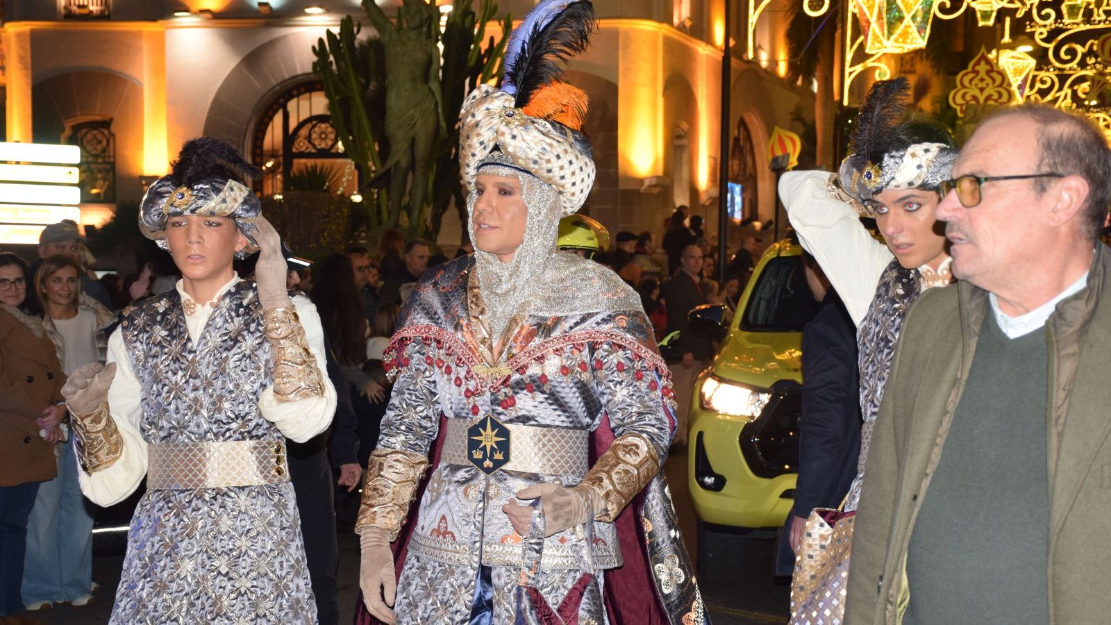 El centro de Ceuta disfruta de la visita del Heraldo Real y de su tradicional pasacalles