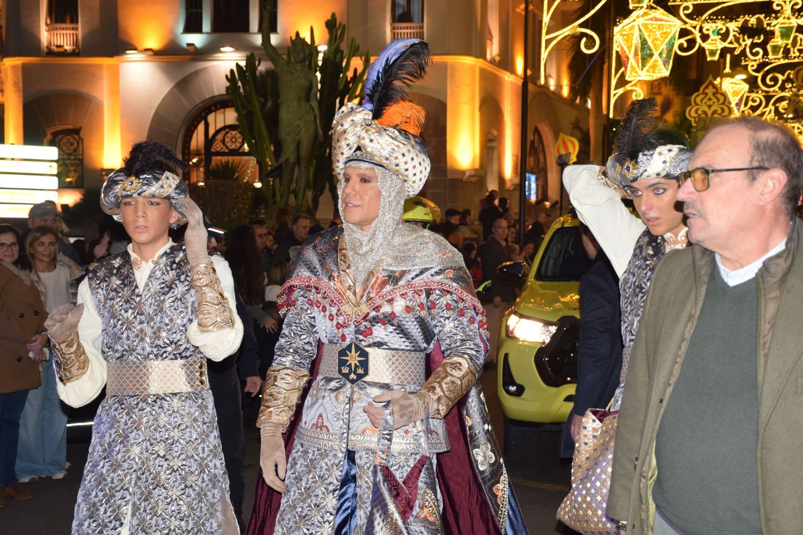 El centro de Ceuta disfruta de la visita del Heraldo Real y de su tradicional pasacalles