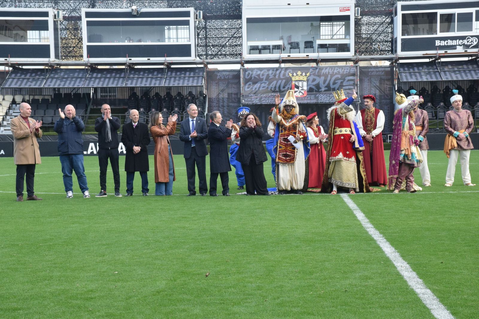 Los Reyes Magos aterrizan en el Alfonso Murube horas antes de la cabalgata