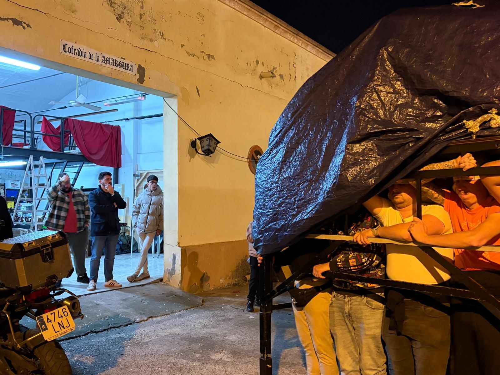 Cuadrilla de costaleros de Nuestro Padre Jesús Caído antes de volver a entrar en la Casa Hermandad.