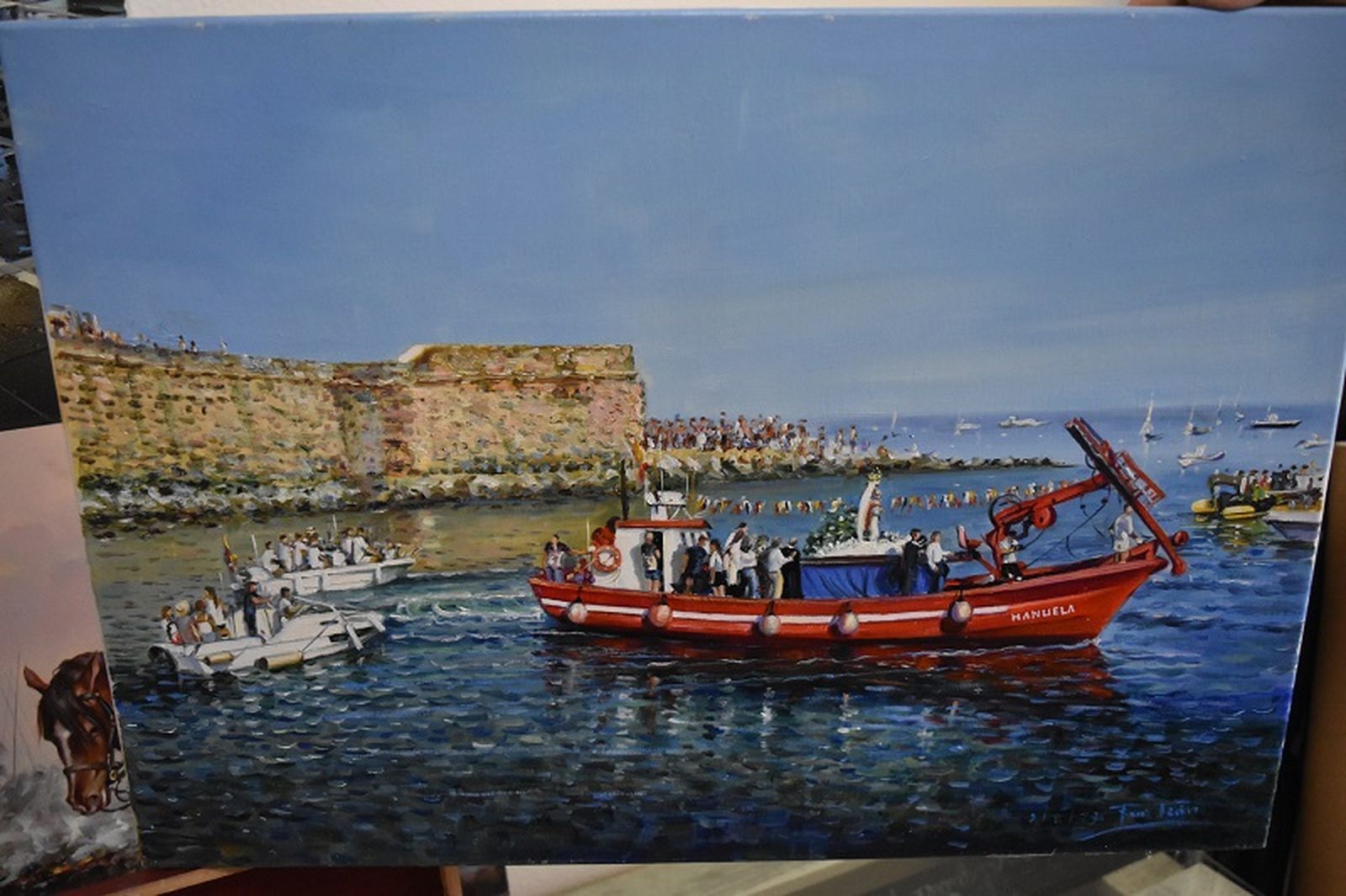 Obra de Paco León sobre la llegada de la Virgen del Carmen a la Almadraba. / FOTO NICOL'S Obra de Paco León sobre la llegada de la Virgen del Carmen a la Almadraba. / FOTO NICOL'S