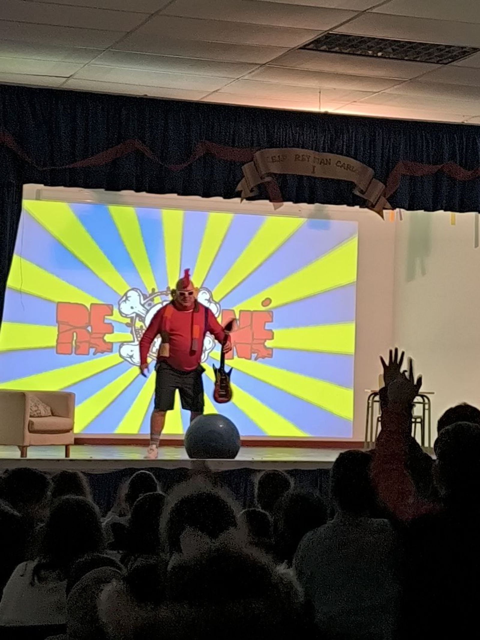 El CEIP Rey Juan Carlos I disfruta con una obra de teatro contra el Bullying en el Día de la Paz