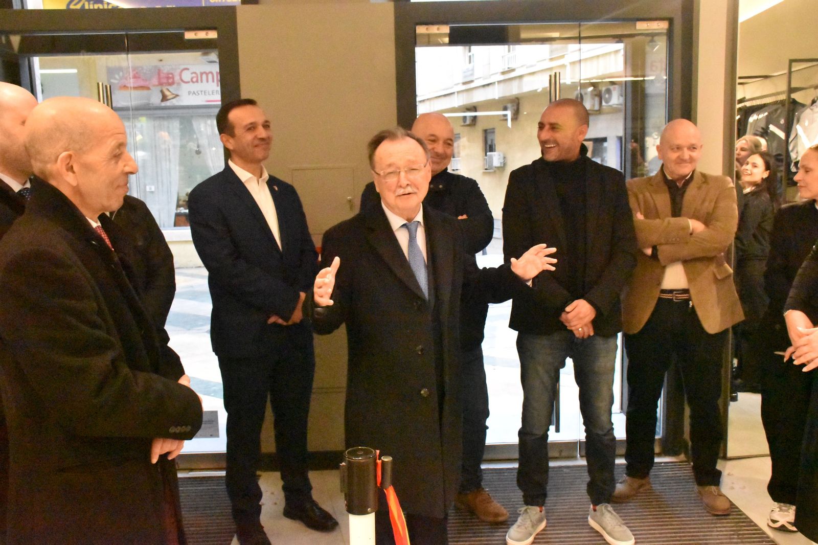 La AD Ceuta inaugura su nueva tienda con la presencia de Vivas y Luhay