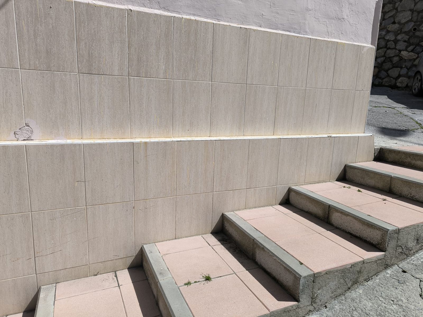 Escalinata exterior donde los vecinos demandan que se instale una barandilla