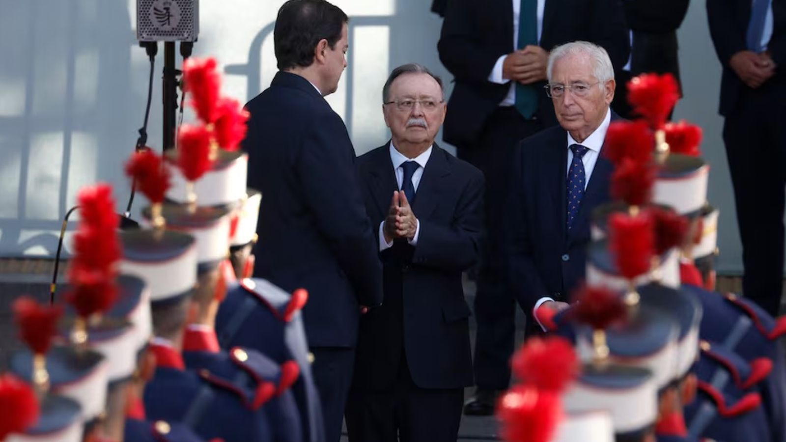 El presidente Vivas recibió el cariño de numerosos asistentes al acto por el Día de la Hispanidad