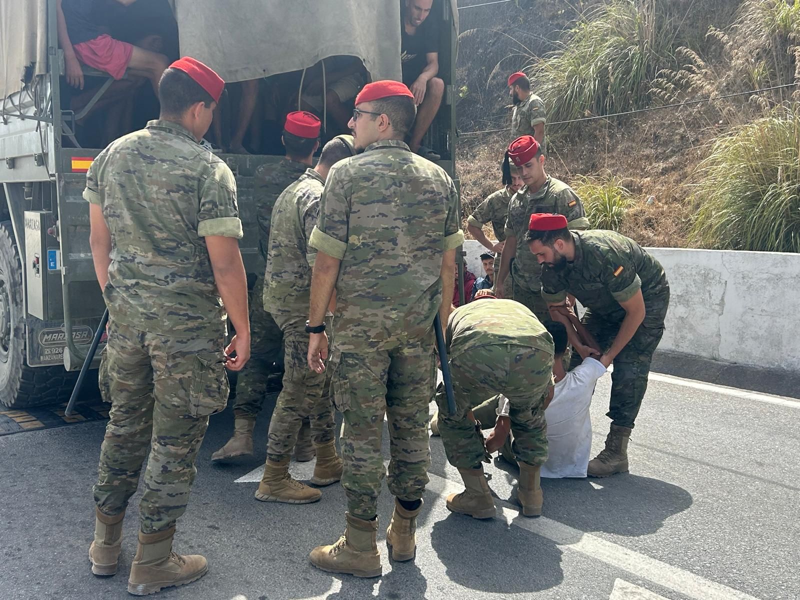 Militares reagrupando migrantes en Benzú