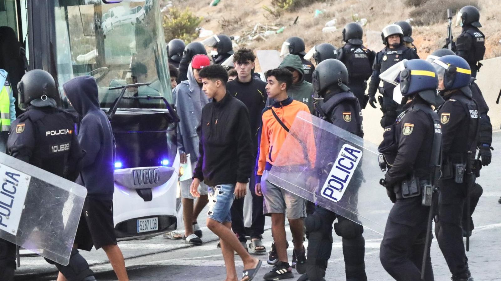 Despliegue policial en Los Rosales y el Tarajal para retirar a los inmigrantes que quedan en las calles