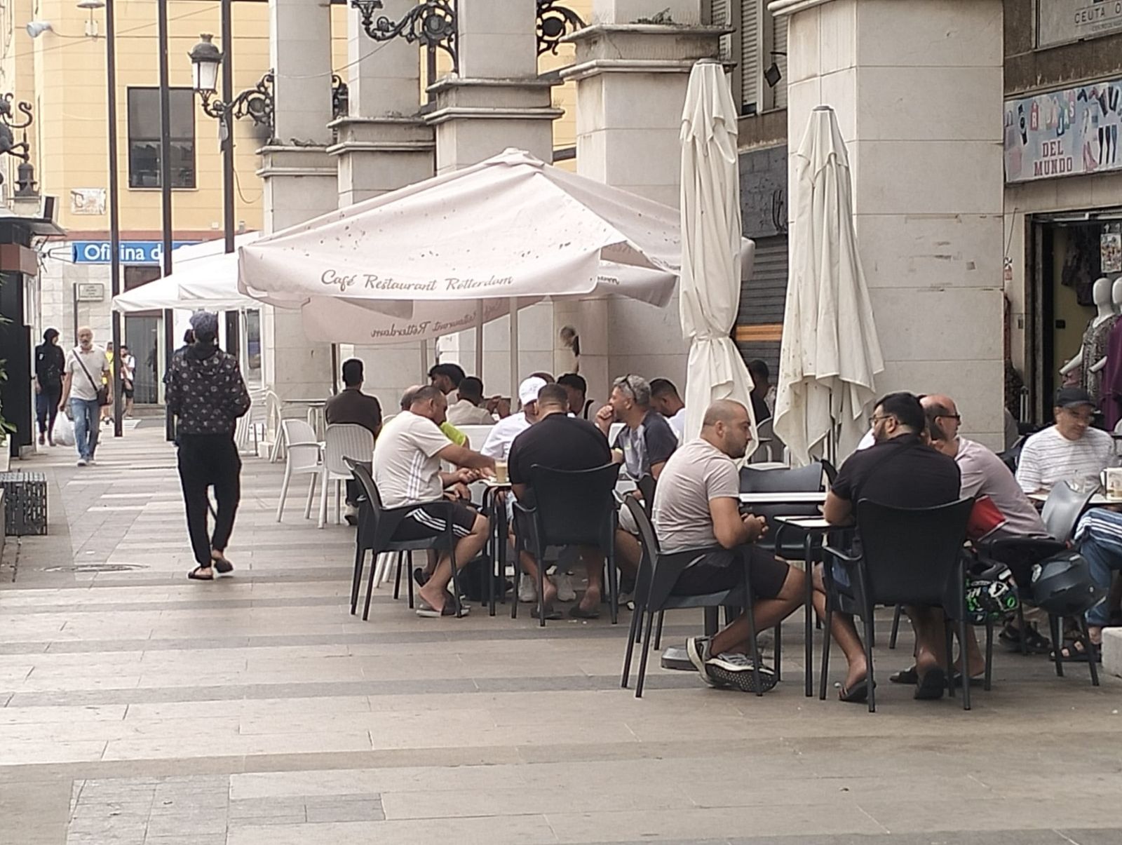Un grupo de clientes sentados en la terraza de un bar de Gran Vía esta mañana