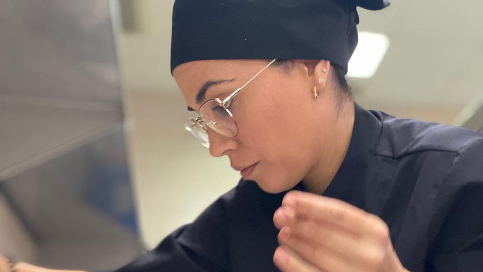 Una empleada elaborando croquetas.