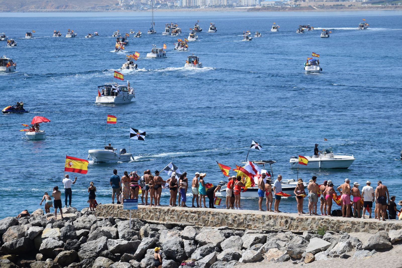 Ceutíes reciben a la Armada Solidaria
