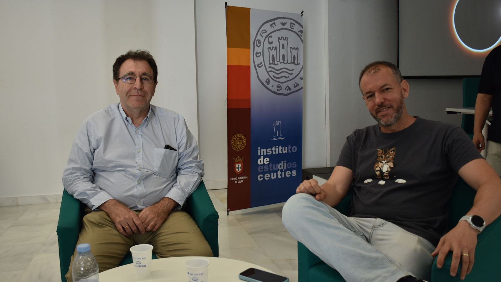 De izquierda a derecha: el doctor en Física e investigador del Instituto de Estructura de la Materia del CSIC, Fernando Barbero, y el profesor de la UGR Antonio Lasanta, en el Centro Cultural Estación del Ferrocarril