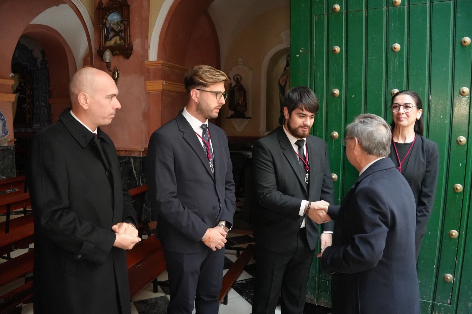 FOTOGALERÍA | Juan Vivas acude al besamanos de la Virgen del Mayor Dolor en Los Remedios