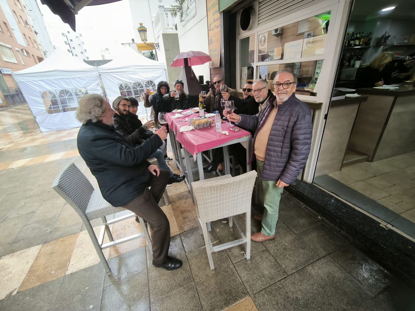 Los ceutíes se lanzan a la calle para celebrar la llamada 'Tardevieja' para despedir 2025