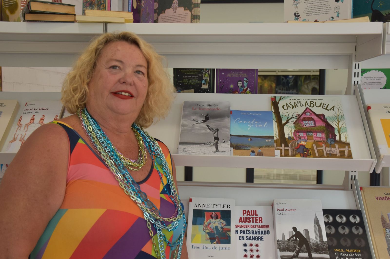 Yolanda Carbonell posa con los tres libros recomendados esta semana