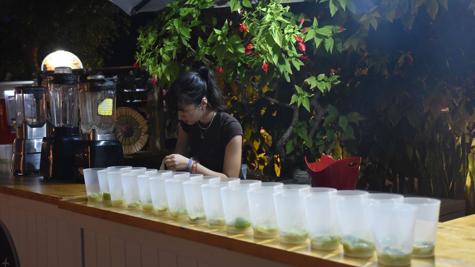 Lucía prepara unos mojitos en su puesto dedicado a bebidas tropicales de Cuba