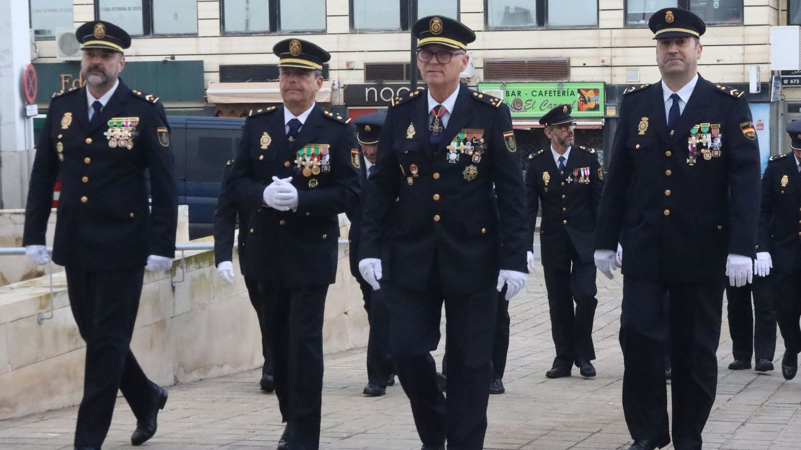 Agentes llegando al acto