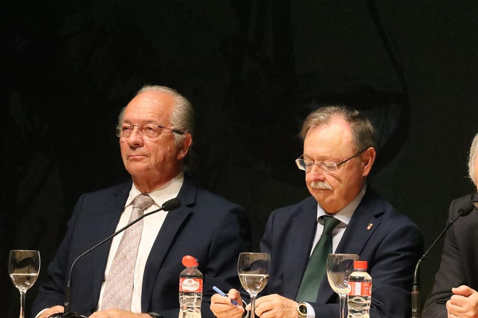 El presidente de Ceuta, Juan Vivas, junto al juez Fernando Tesón durante las jornadas jurídicas. / FOTO REDUAN