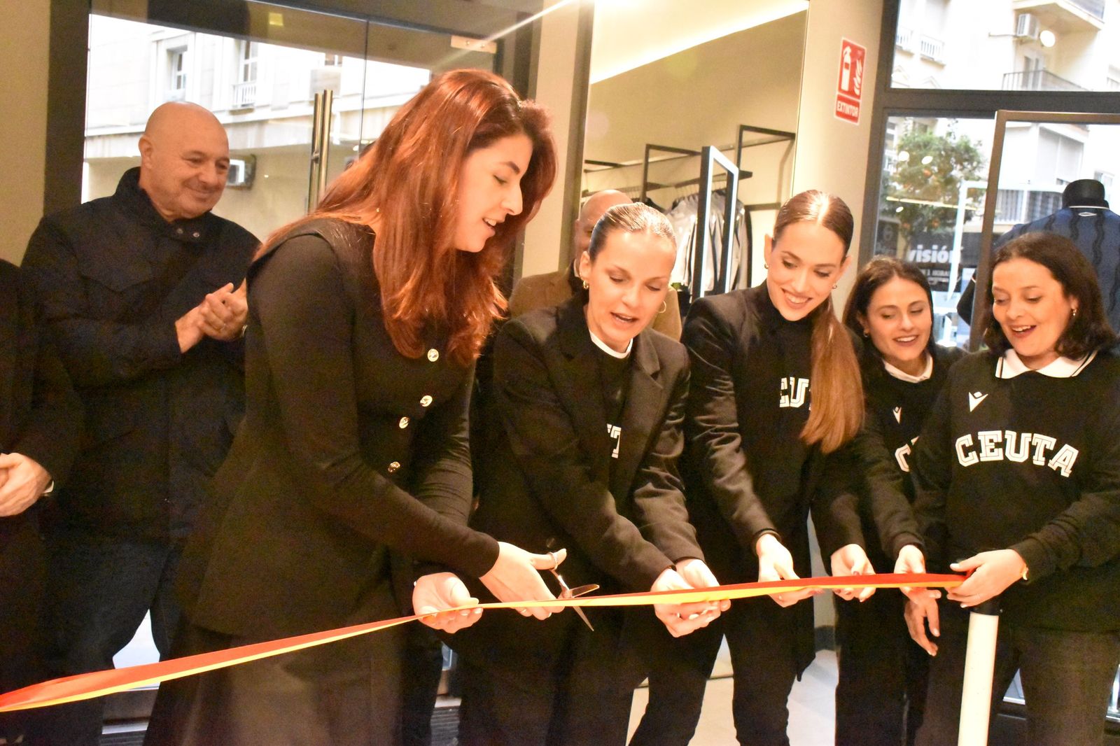 La AD Ceuta inaugura su nueva tienda con la presencia de Vivas y Luhay