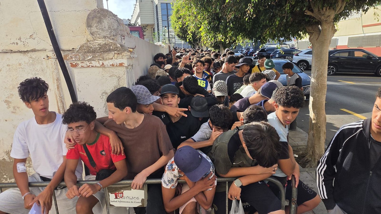 Niños a la espera de su filiación este viernes en la Jefatura