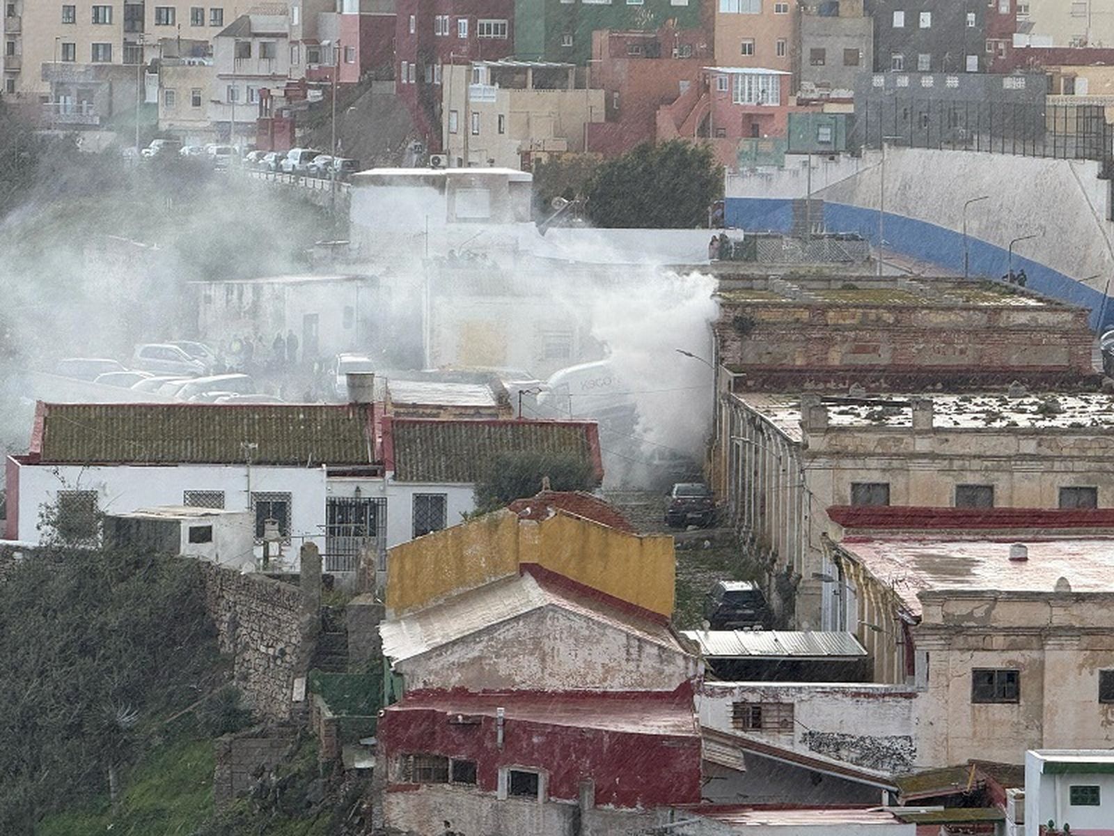 Incendio de un coche cerca del Sarchal. / FOTO LUIS RAMIRO