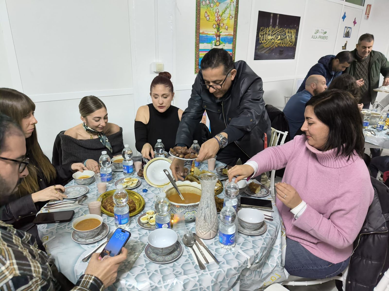 La prensa ceutí disfruta de un delicioso iftar en comunidad y de la mano de Luna Blanca