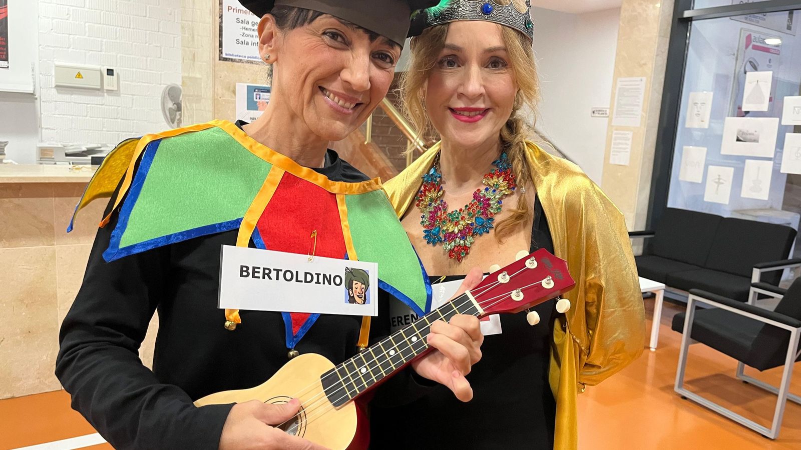 Dos miembros del club de lectura de la Biblioteca del Morro caracterizadas para la lectura teatralizada de La Venganza de Don Mendo