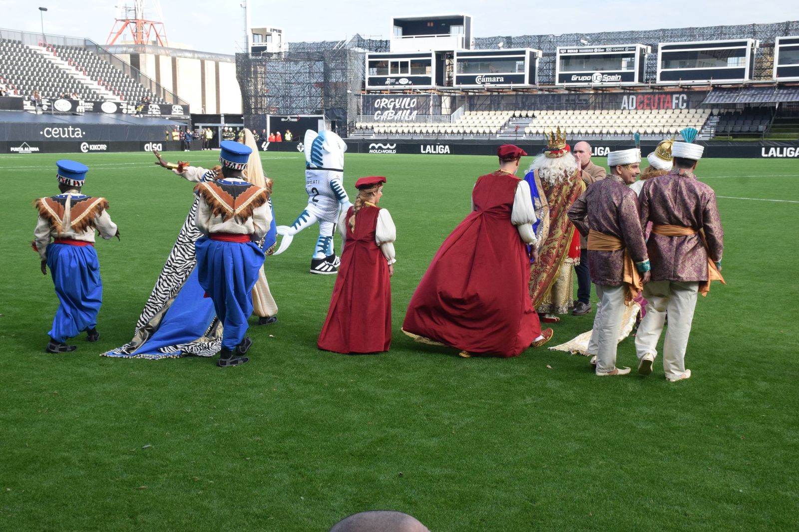 Los Reyes Magos aterrizan en el Alfonso Murube horas antes de la cabalgata