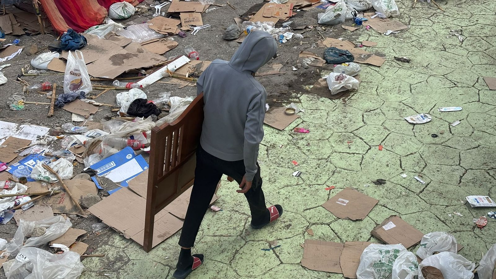 El asentamiento de migrantes en la playa de Benítez, este viernes tras el traslado