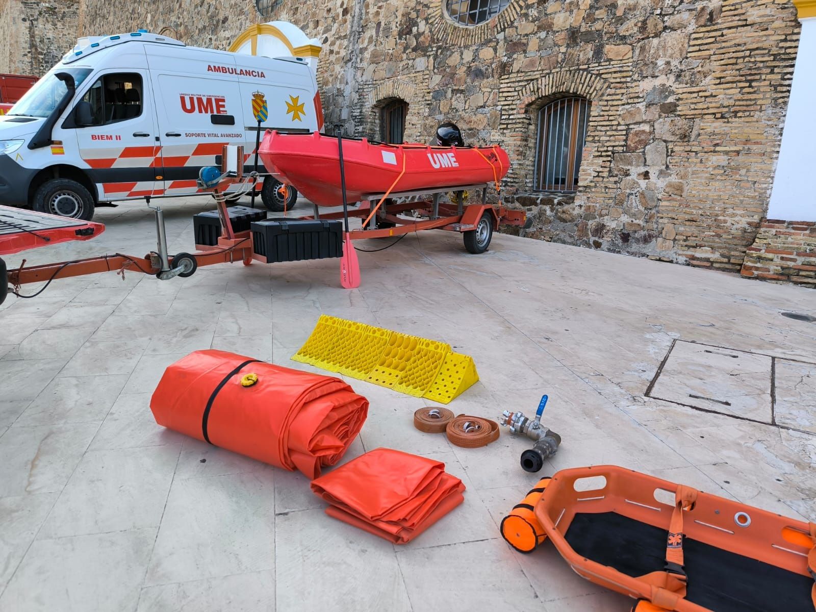 La UME expone sus medios en las Murallas Reales