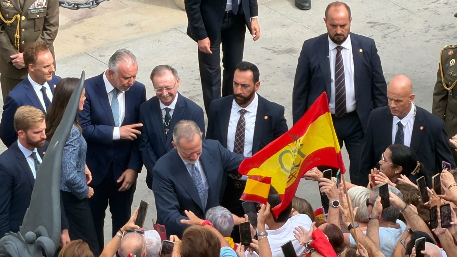 Llegada de los Reyes al Palacio Autonómico saludando a los ceutíes en Gran Vía