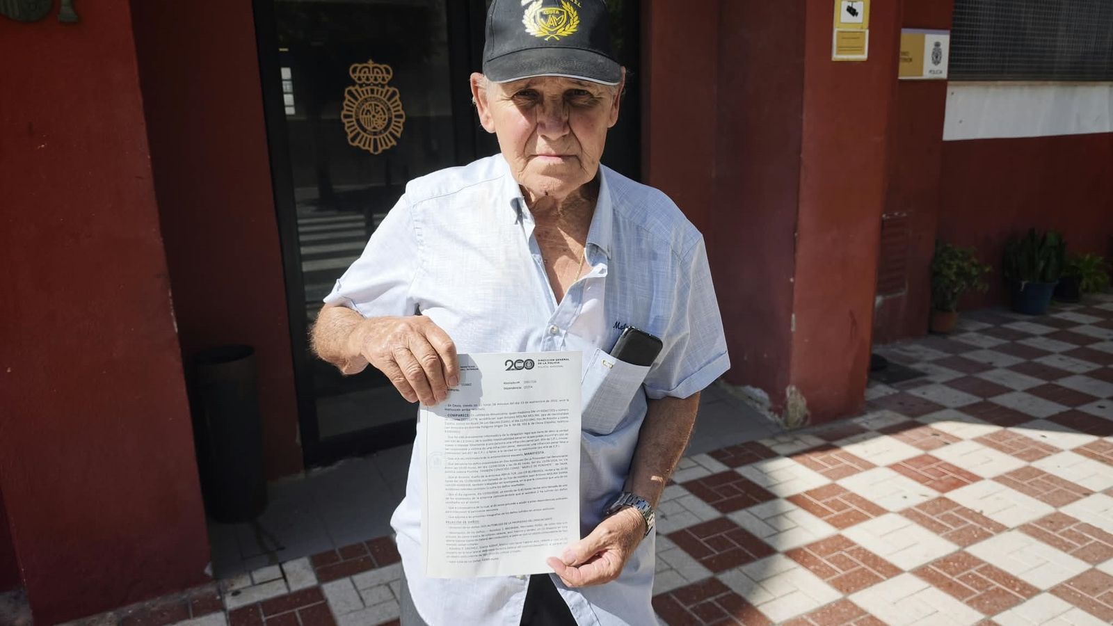 Antonio Molina muestra la denuncia que esta mañana ha interpuesto en la Policía