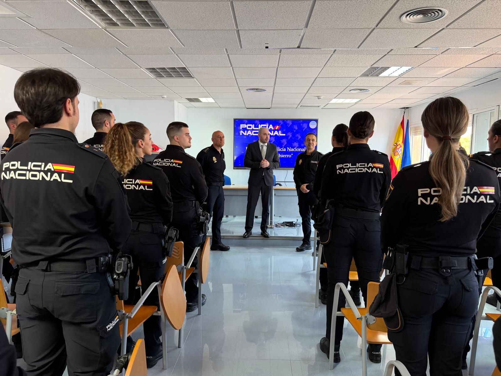 El delegado del Gobierno se dirige a los agentes en prácticas