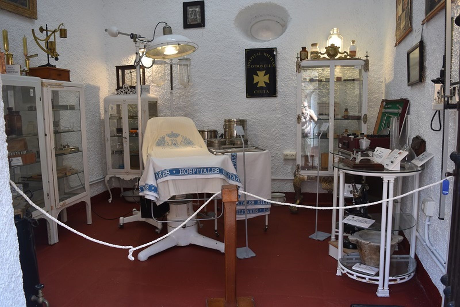 Las más de 200 piezas de la Sala de Sanidad proceden del antiguo Hospital Militar de Ceuta / FOTO NICOL´S