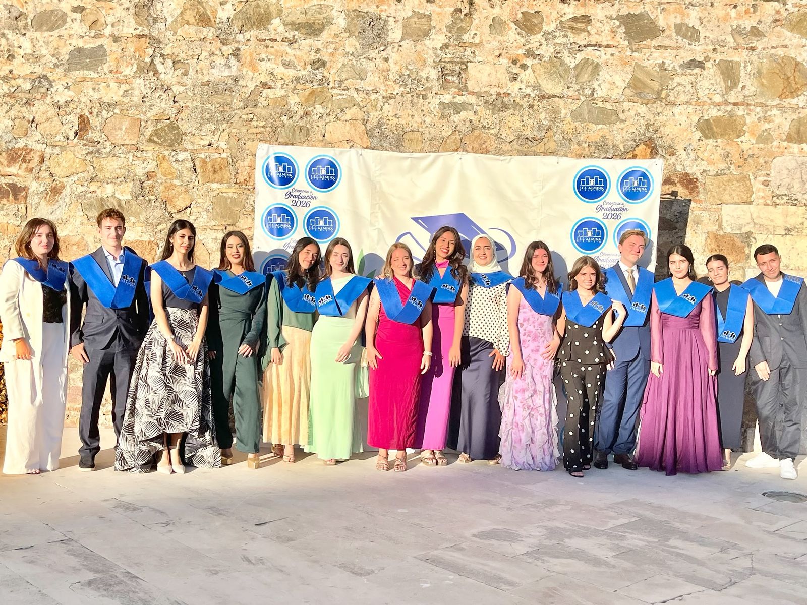El Almina celebra un multitudinario acto de graduación de 300 alumnos