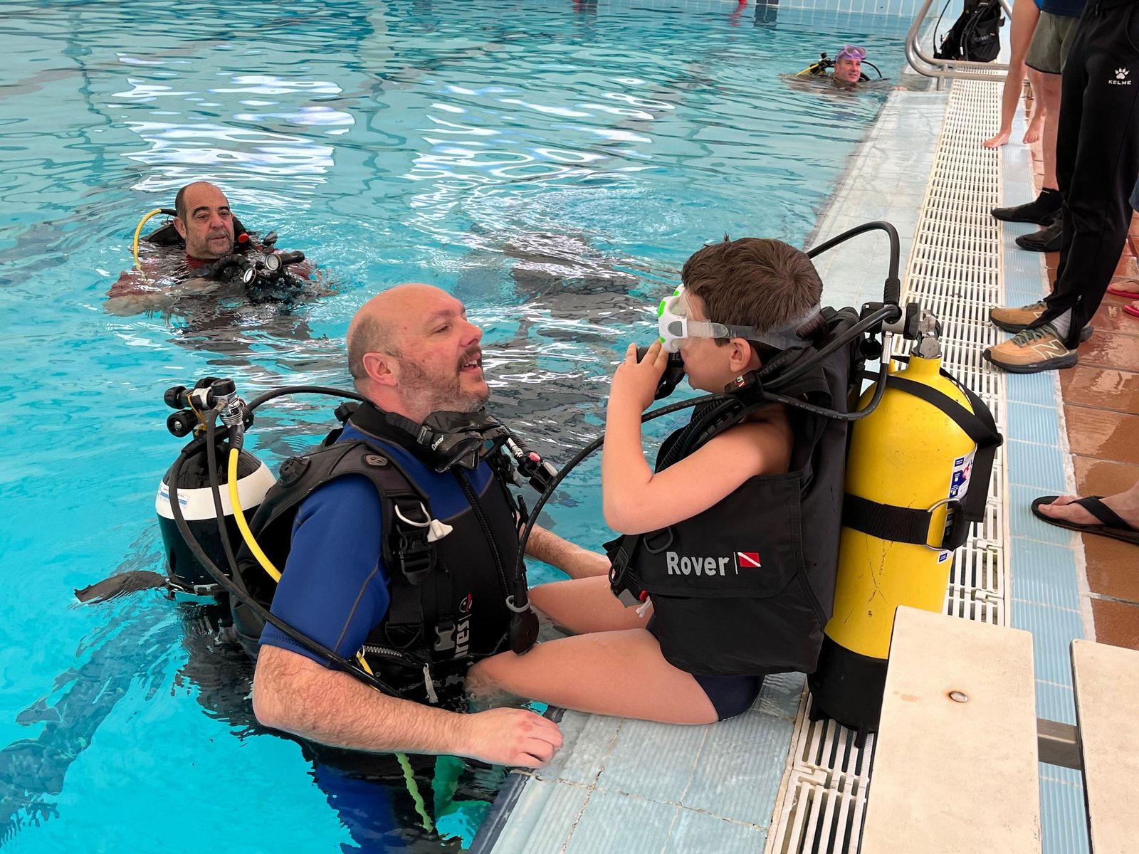 Más de 70 mujeres se sumergen en Ceuta en un bautismo de buceo para celebrar el 8M