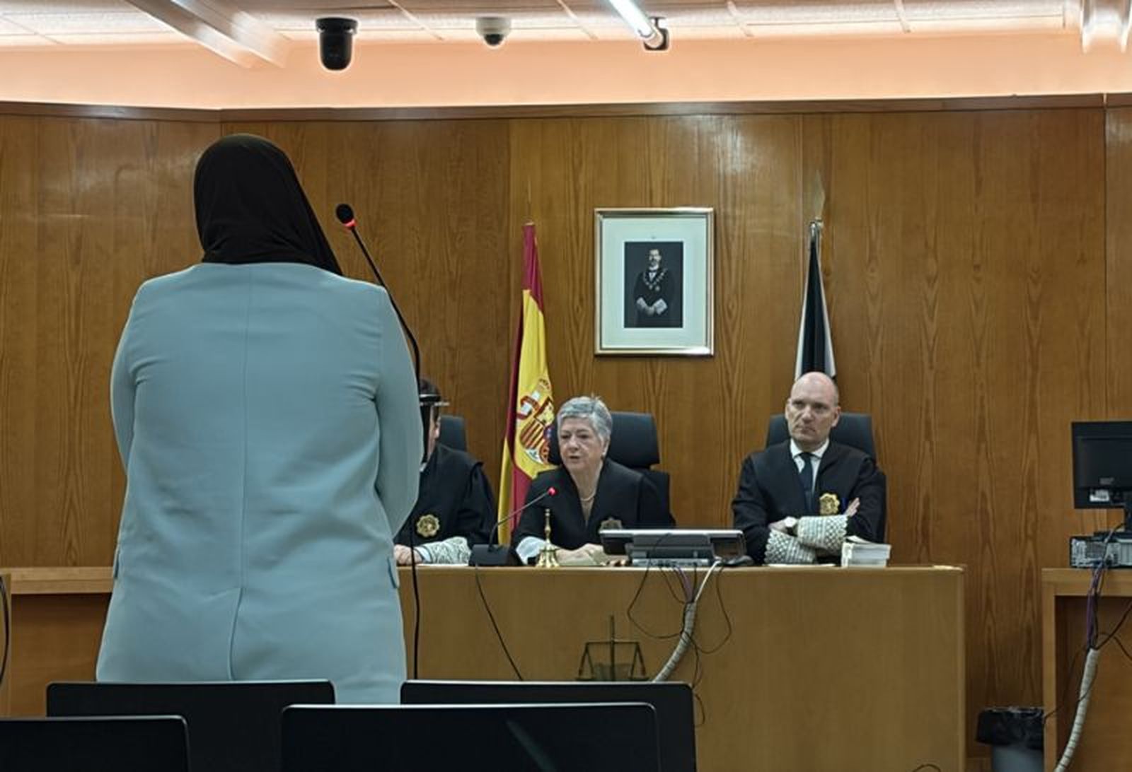 La mujer condenada, este miércoles frente al tribunal de la Audiencia.