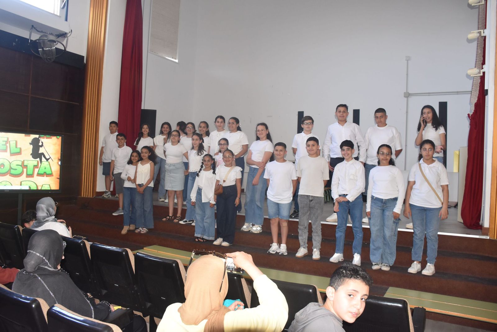 Simpática y colorida selva para poner fin a la Semana Cultural del 'José Acosta'