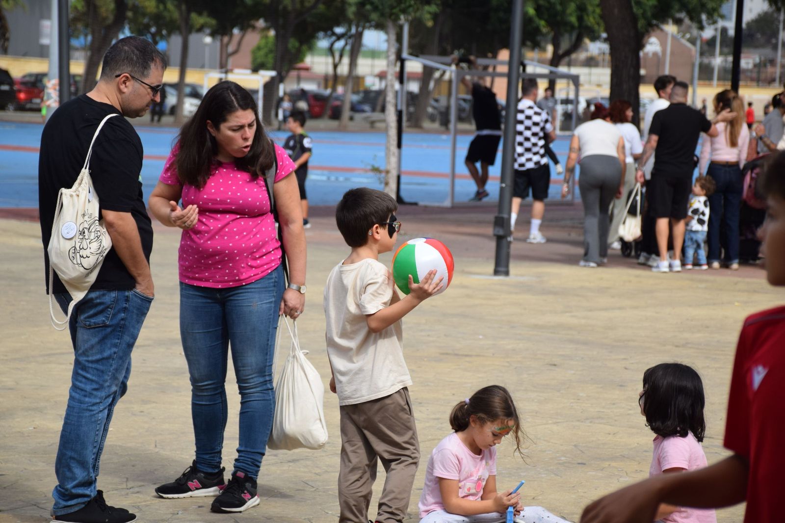 Ceuta celebra un Día de la Mochila multitudinario bajo un ambiente festivo y familiar Ceuta celebra un Día de la Mochila multitudinario bajo un ambiente festivo y familiar
