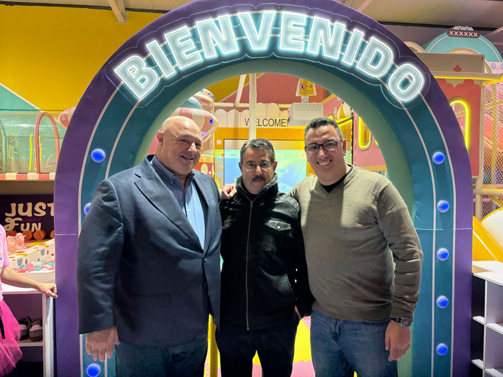 El presidente de la barriada de San José-Hadú, Hamido Mohamed, posa con Cecchi y Rodríguez Contreras. / FOTO G.S.