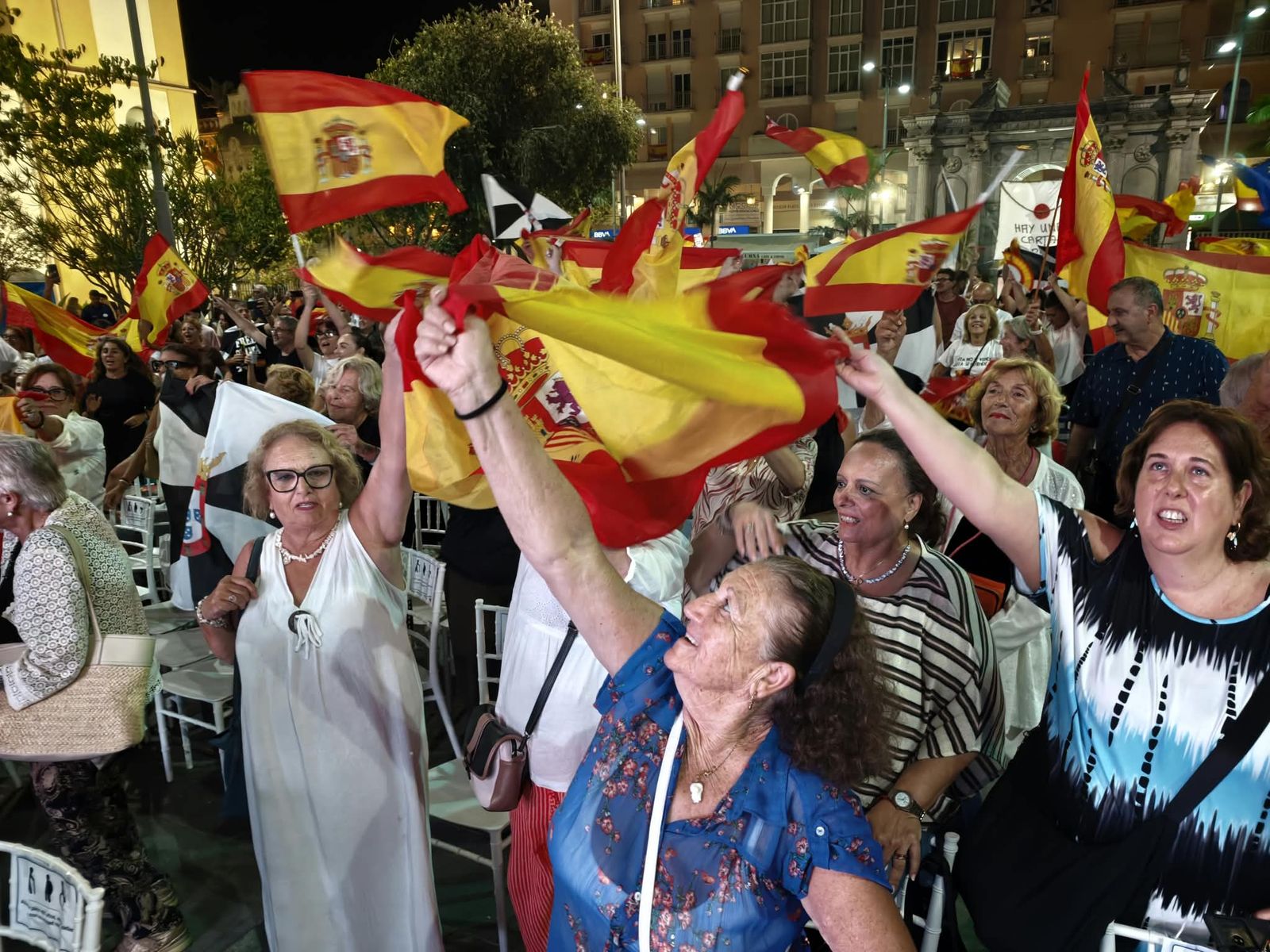 La Plaza de los Reyes se convierte en un gran salón para arropar a Vivas