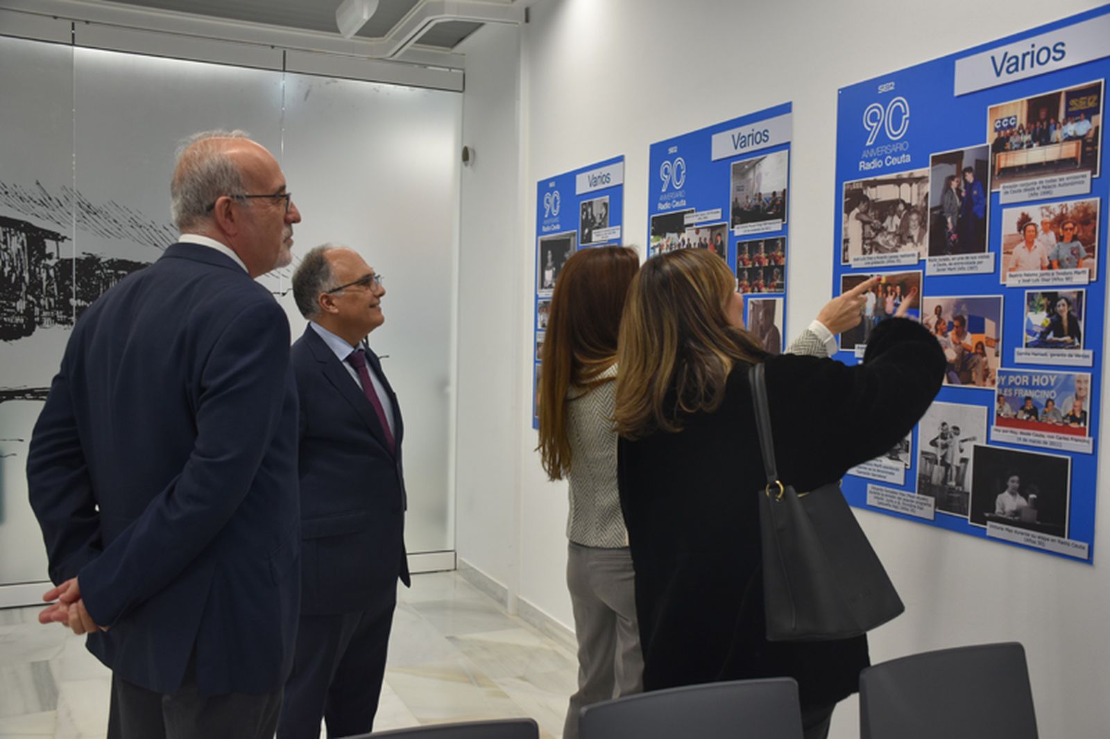 La gerente de ventas de Radio Ceuta, Samira Hamadi, muestra varios paneles a la consejera de Cultura. / FOTO GS.