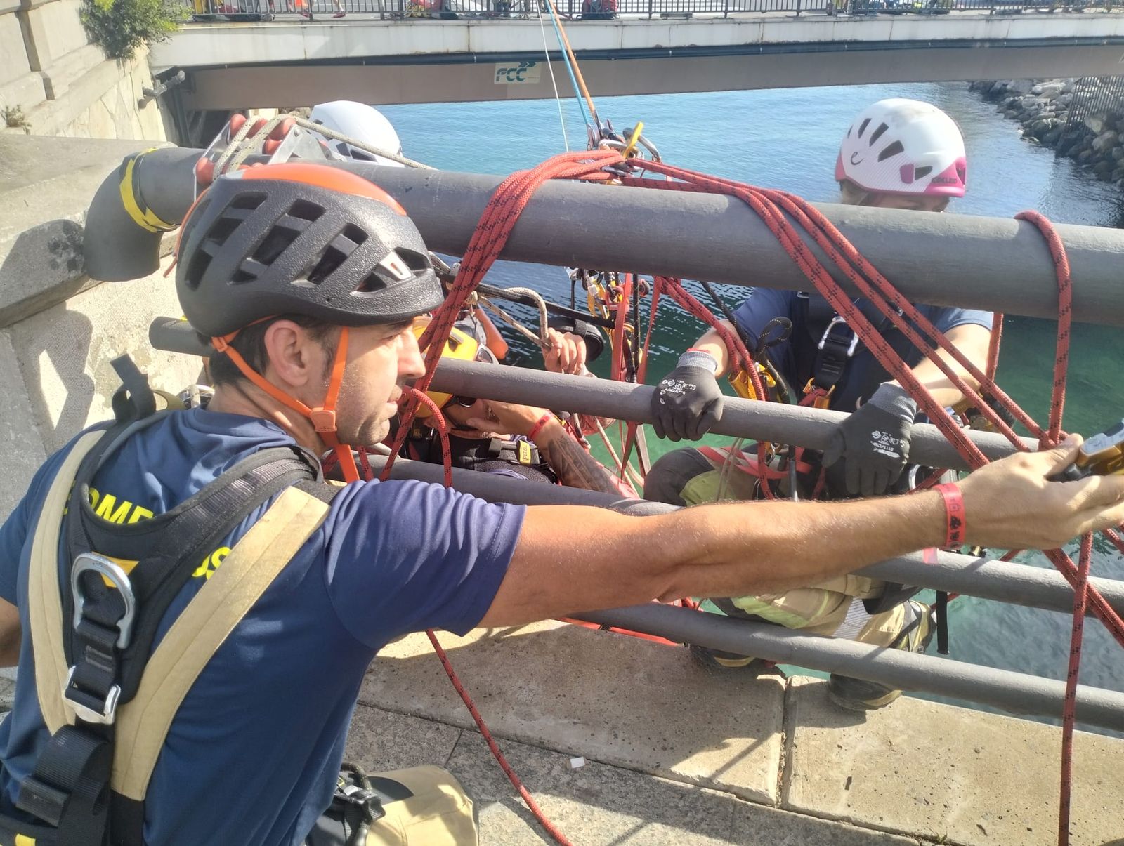 Operaciones de rescate vertical por toda la ciudad