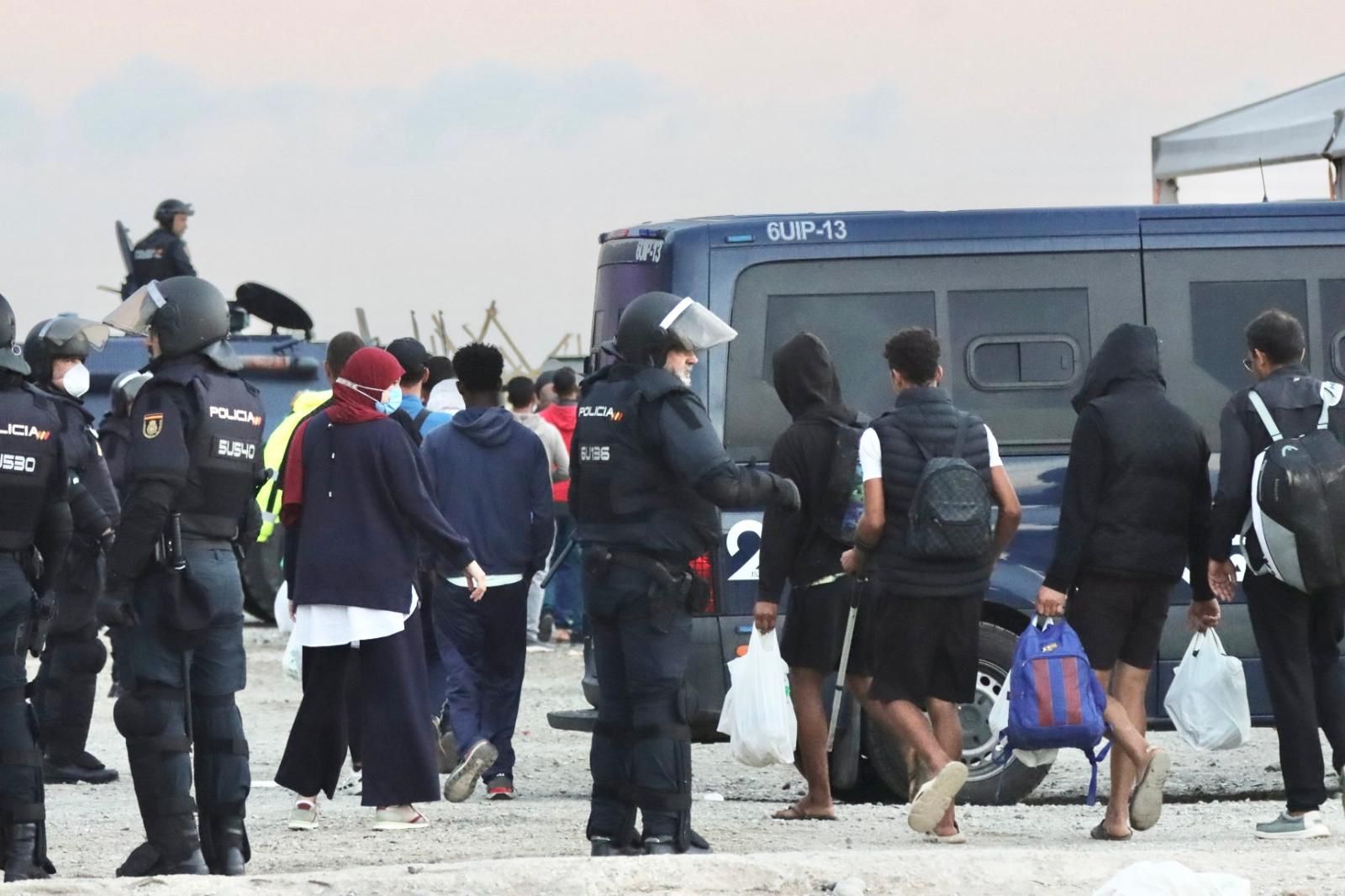 La Policía Nacional inicia el desalojo del Guano, último gran asentamiento ilegal de inmigrantes de Ceuta