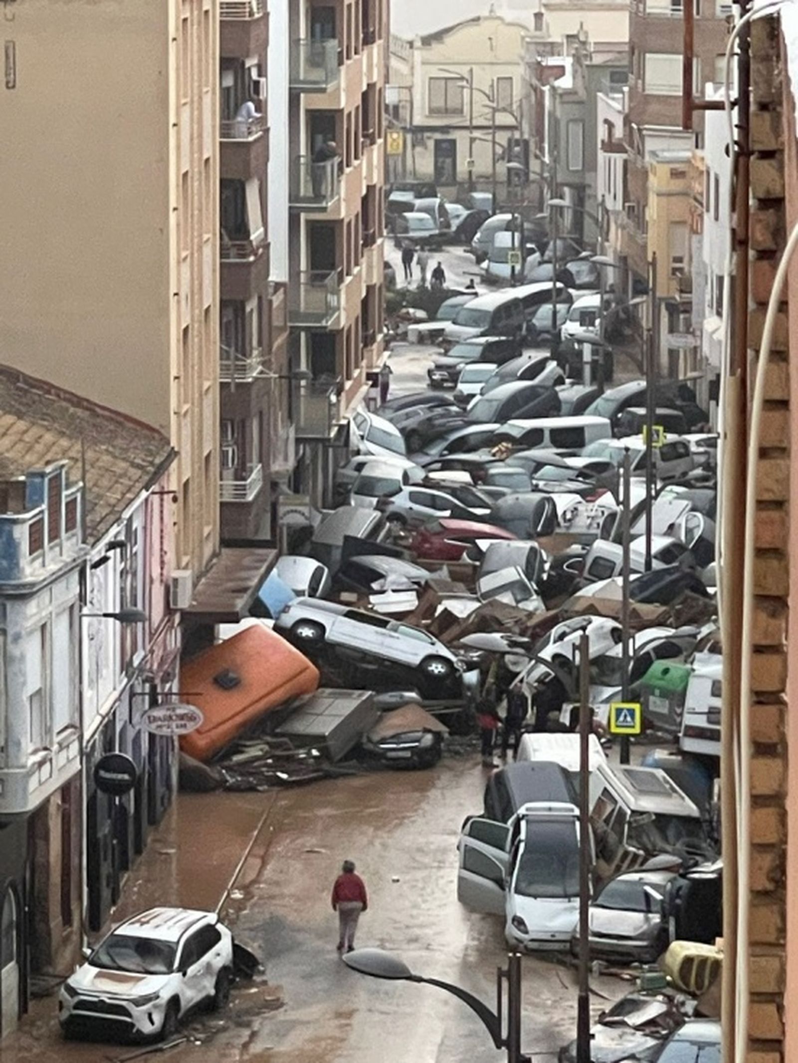 Decenas de coches destrozados en una calle de Valencia. / FOTO CEDIDA Decenas de coches destrozados en una calle de Valencia. / FOTO CEDIDA