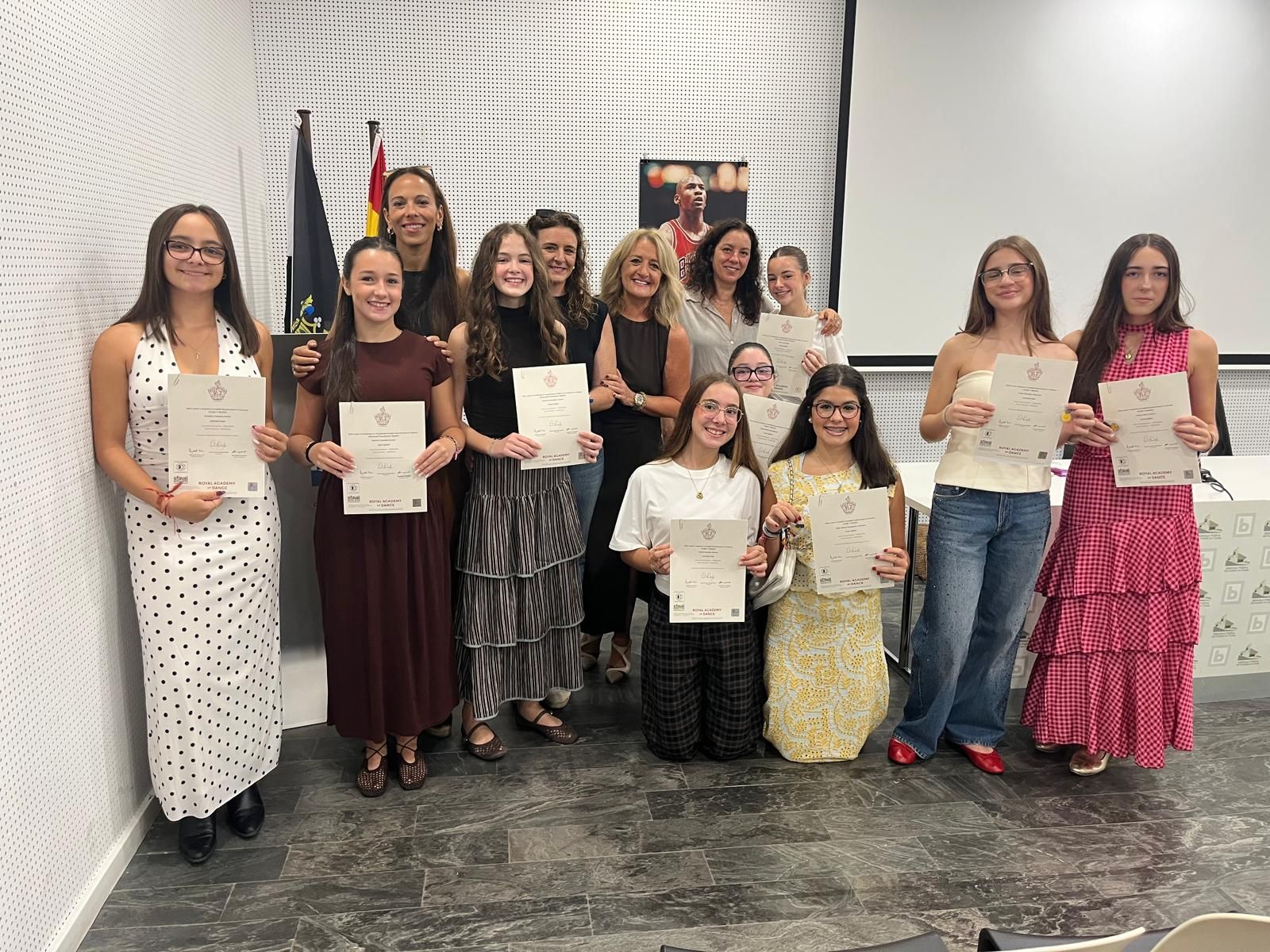 La Royal Academy of Dance entrega los diplomas a las alumnas de la Escuela de Rosa Founaud