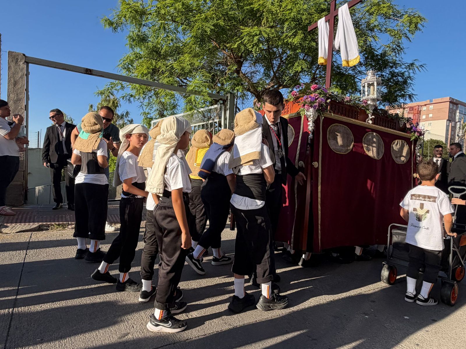 Emotiva procesión de la Cruz de Mayo de Parques de Ceuta por la barriada