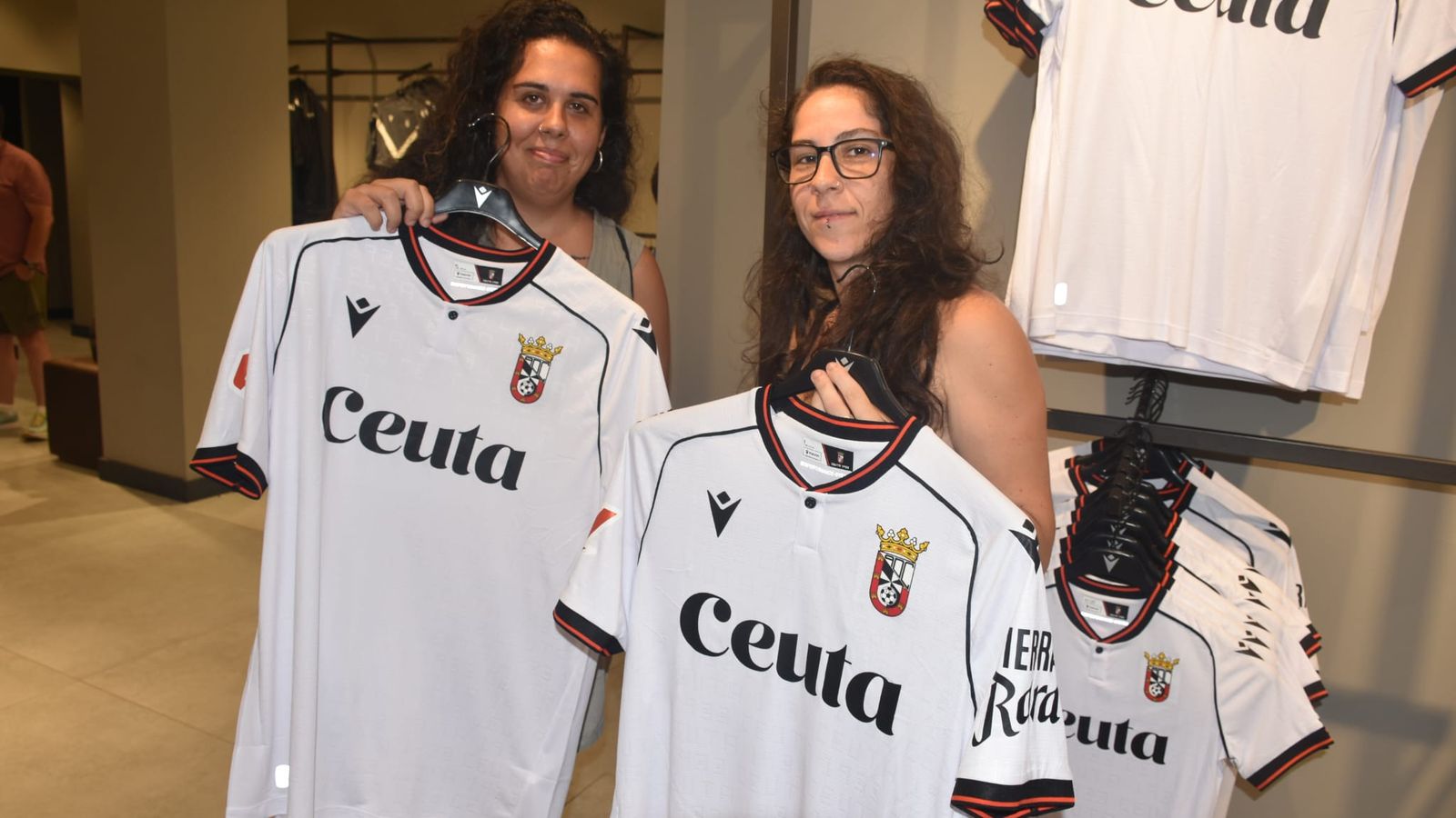 Así ha sido la entrega de los abonos dobles a los premiados por el Centro Comercial Abierto de Ceuta