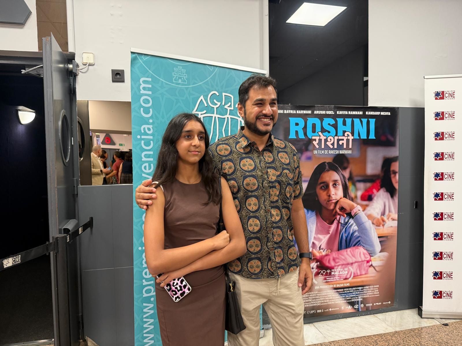 Rakesh Narwani junto a la protagonista de su película