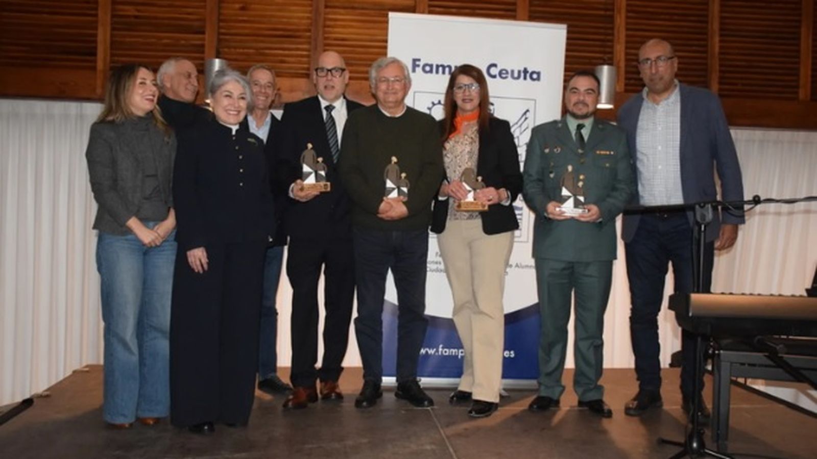 Foto de familia, con Belmonte en el centro, durante la gala por los premios FAMPA