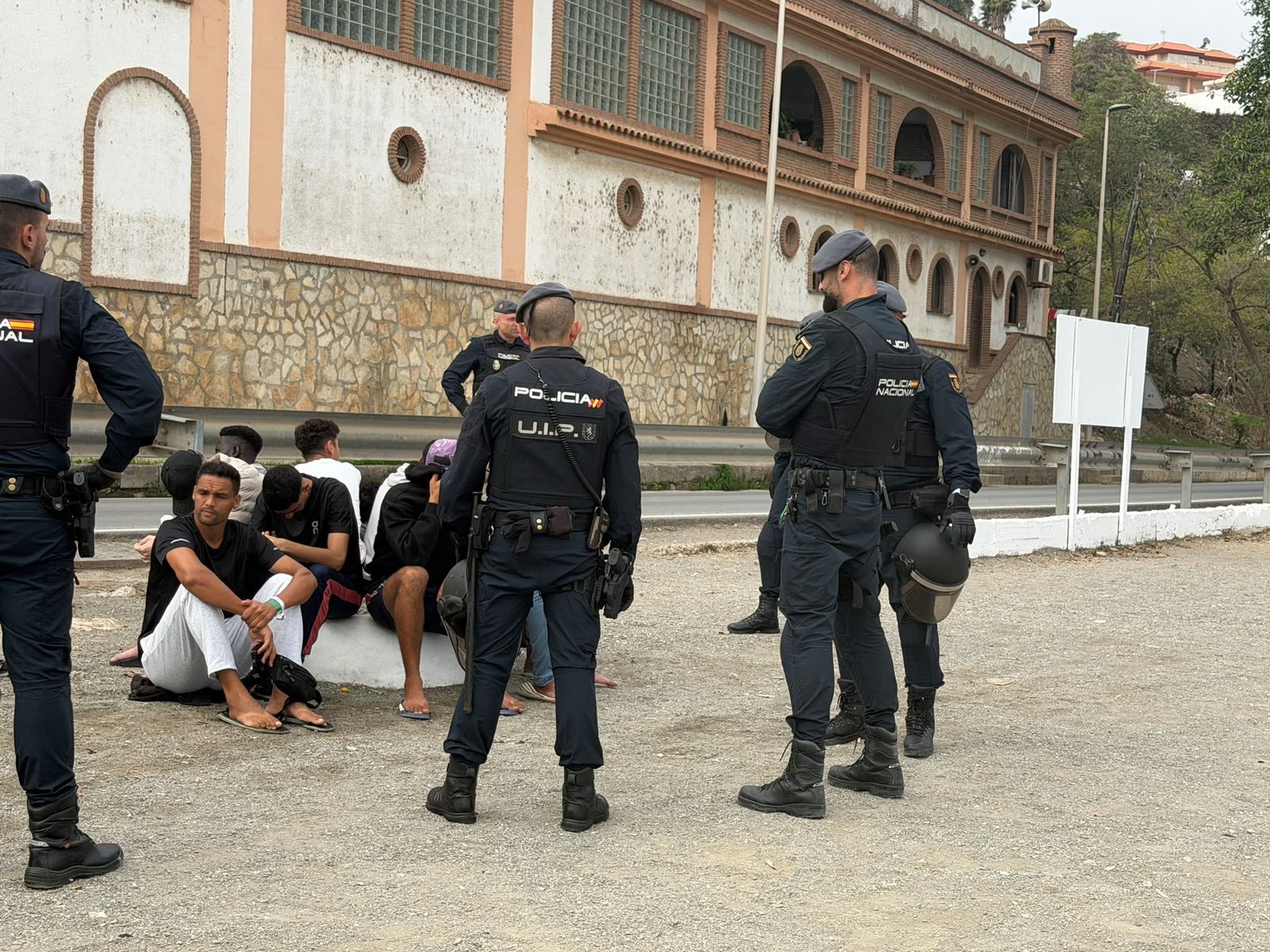 Amplio despliegue de la UIP en el CETI de Ceuta para proceder a la expulsión de decenas de migrantes